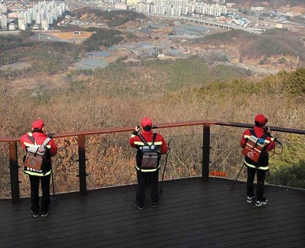 대전 식장산 일대에서 산불감시원이 임무를 수행하고 있다.