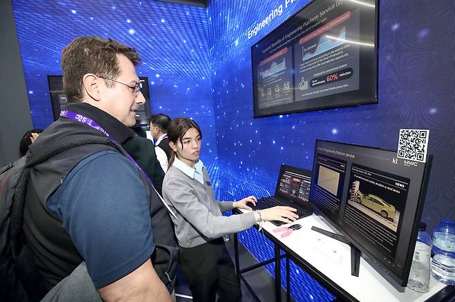 MWC 2024 KT&nbsp;전시부스에서 직원이 관람객에게 엔지니어링 플랫폼 서비스를 소개하고 있다. KT제공