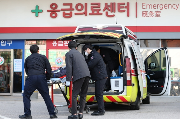 전공의 집단 이탈 일주일째인 26일 광주 동구 전남대병원 응급실 앞에서 119 구급대가 위급환자를 이송하고 있다. 2024.2.26 연합뉴스