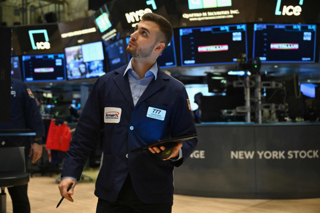 한 트레이더가 미국 뉴욕의 뉴욕증권거래소(NYSE)에서 업무를 보고 있다. AFP연합뉴스