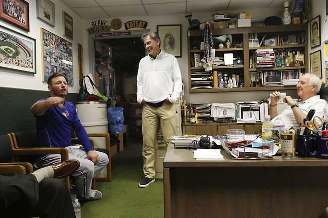 “나 왜 트레이드 했어요?”, “음, 그건 말이지...”    게티이미지코리아