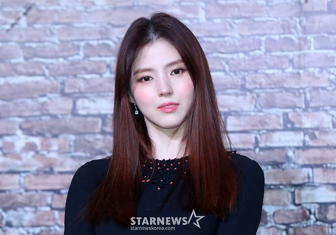 [서울=뉴시스] 김혜진 기자 = 배우 한소희가 19일 오전 서울 용산구 레이어20 스튜디오에서 열린 넷플릭스 시리즈 '경성크리처' 제작발표회에서 포즈를 취하고 있다. '경성크리처'는 시대의 어둠이 가장 짙었던 1945년 봄, 생존이 전부였던 두 청춘이 탐욕 위에 탄생한 괴물과 맞서는 이야기다. 오는 22일 파트1 공개. 2023.12.19. jini@newsis.com /사진=김혜진