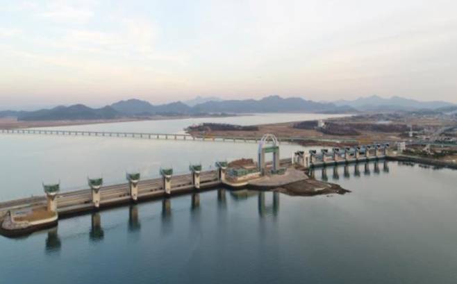 영산강 하구둑 전경 [영산강사업단 제공·재판매 및 DB 금지]