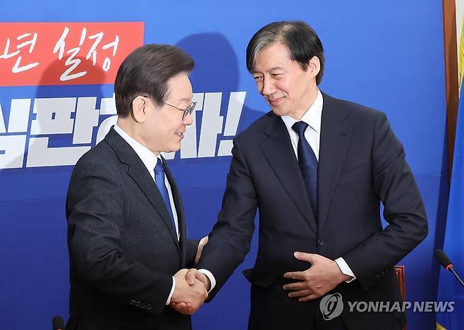 악수하는 이재명 대표와 조국 대표 (서울=연합뉴스) 이정훈 기자 = 더불어민주당 이재명 대표가 5일 국회에서 취임인사차 예방한 조국혁신당 조국 대표와 악수하고 있다. 2024.3.5 uwg806@yna.co.kr