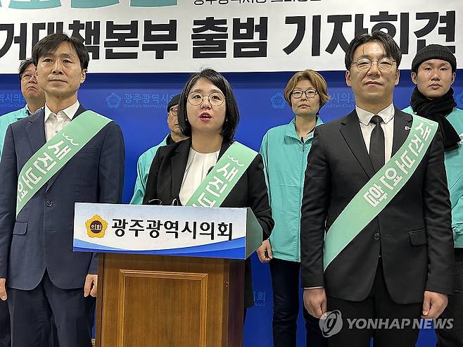 광주 찾은 새진보연합 지도부 (광주=연합뉴스) 장아름 기자 = 새진보연합 지도부가 8일 오전 광주시의회에서 기자회견을 열고 광주 선거대책본부 출범을 선언하고 있다. 오른쪽부터 김상균 공동선대위원장, 용혜인 상임선대위원장, 한창민 공동선대위원장 2024.2.8 areum@yna.co.kr