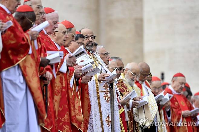 지난해 1월 베네딕토 16세 전 교황의 장례 미사에 참석한 추기경들 [EPA 연합뉴스 자료사진. 재판매 및 DB 금지]