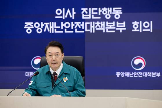 윤석열 대통령이 6일 세종특별자치시 정부세종청사 중앙재난안전상황실에서 열린 의사 집단행동 대응 중앙재난안전대책본부 회의에서 발언하고 있다. 〈사진=대통령실 제공〉