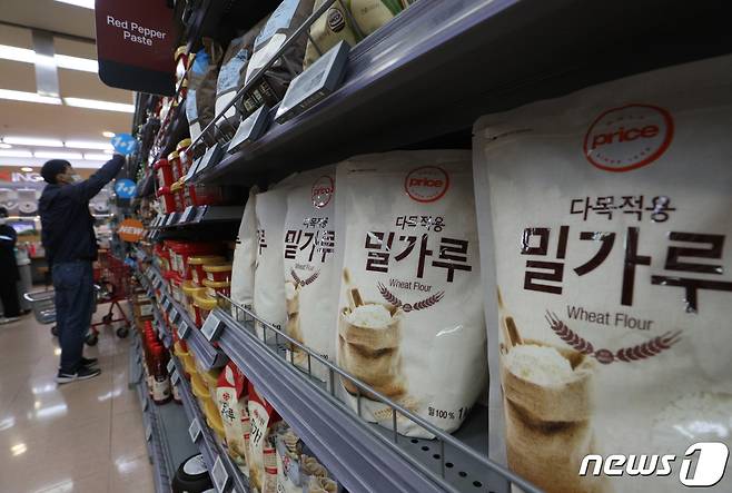 서울의 한 대형마트에서 시민들이 밀가루를 살펴보고 있다.  2022.5.9/뉴스1 ⓒ News1 신웅수 기자