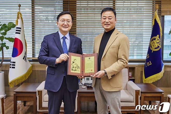 이기형 그래디언트 대표(오른쪽)과 유홍림 서울대학교 총장이 감사패를 들고 기념사진을 찍고 있다.(그래디언트 제공)