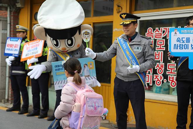 서울 종로경찰서는 6일 새학기를 맞아 세검정초등학교에서 스쿨존 어린이 교통안전 캠페인을 실시했다. (종로경찰서 제공)