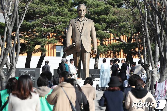 (대구=뉴스1) 남승렬 기자 = 대구시가 박정희 전 대통령 동상 건립을 대구시의회와 협의 후 추진하겠다고 하자 시민단체가 반발했다. 사진은 2023년 11월 박정희 대통령 탄신 106돌을 맞아 경북 구미 박 전 대통령 생가 옆 숭모동산에서 문화행사가 열리는 모습. 2023.11.14/뉴스1 ⓒ News1 공정식 기자