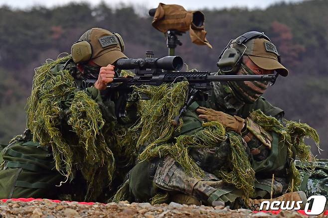 6일 경북 포항시 남구 해병대 수성사격장에서 실시된 제3회 해병대 사령관배 저격수 경연대회에 참가한 해병대 저격팀이 관측수 신체를 이용한 신체의탁쏴를 하고 있다. 2024.3.6/뉴스1 ⓒ News1 최창호 기자