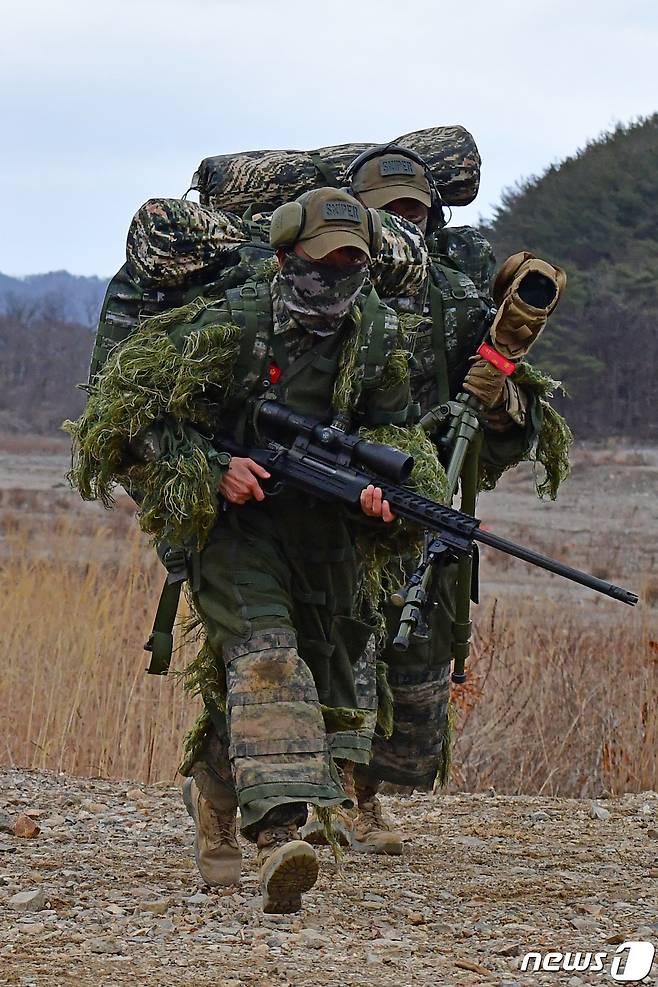 6일 경북 포항시 남구 해병대 수성사격장에서 실시된 제3회 해병대 사령관배 저격수 경연대회에 참가한 해병대 저격팀이 저격 위치로 이동하고 있다. 2024.3.6/뉴스1 ⓒ News1 최창호 기자