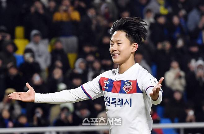 수원FC 이승우가 2일 인천축구전용경기장에서 열린 하나은행 K리그1  인천 유나이티드와 경기에서 페널티킥으로 결승골을 넣고 기뻐하고 있다. 수원FC는 후반 추가 시간에 나온 이승우의 페널티킥 골로 인천에 1-0으로 승리했다. 2024. 3. 2.  인천 | 박진업 기자 upandup@sportsseoul.com