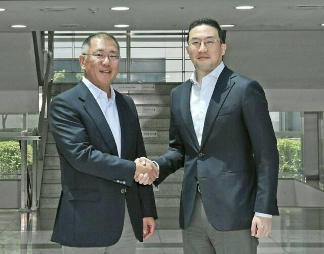 정의선 현대차그룹 회장(왼쪽)과 구광모 LG그룹 회장이 글로벌 자동차 업계에 영향력이 있는 인물 50인에 이름을 올렸다. /현대차·LG