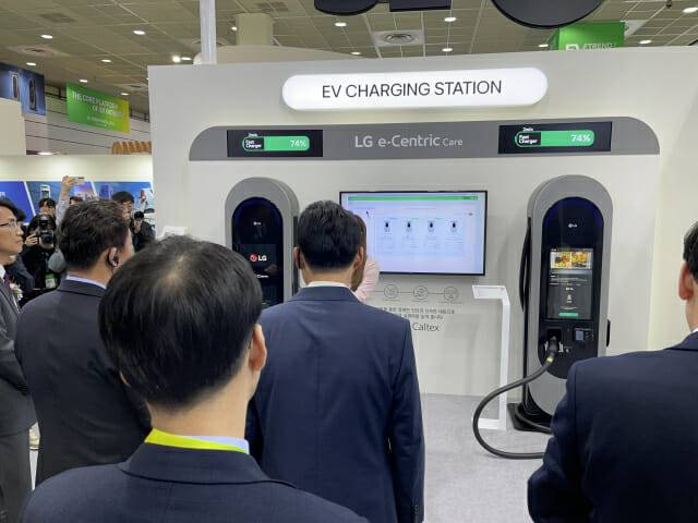 LG전자 EV트렌드코리아 2024 부스를 둘러보는 내빈 (사진=지디넷코리아)
