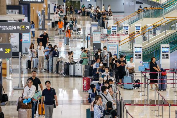 엔화 가치가 역대급으로 하락하면서 일본을 찾는 관광객이 증가하고 있는 16일 서울 김포국제공항을 찾은 여행객들이 짐을 부치기 위해 대기하고 있다. 사진=강진형 기자aymsdream@