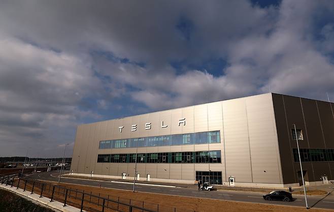 공장 근처 들판에 있는 고전압 철탑을 상대로 한 방화로 전원이 차단돼 가동이 중단된 테슬라 독일 공장. / EPA 연합뉴스