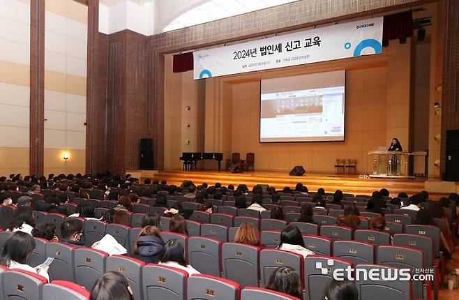 더존비즈온이 6일부터 8일까지 전국 11개 지역에서 개최하는 '2024 법인세 신고 오프라인 교육'이 서울에서 먼저 열렸다. [사진= 더존비즈온 제공]