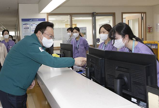 조규홍 보건복지부 장관이 지난 2월 29일 서울 동작구 중앙대학교병원을 방문, 전공의 집단행동에 따른 비상진료체계 운영 현황을 점검하고 현장에서 환자들을 진료하고 있는 의료진들을 격려하고 있다. (ⓒ뉴스1, 무단 전재-재배포 금지)