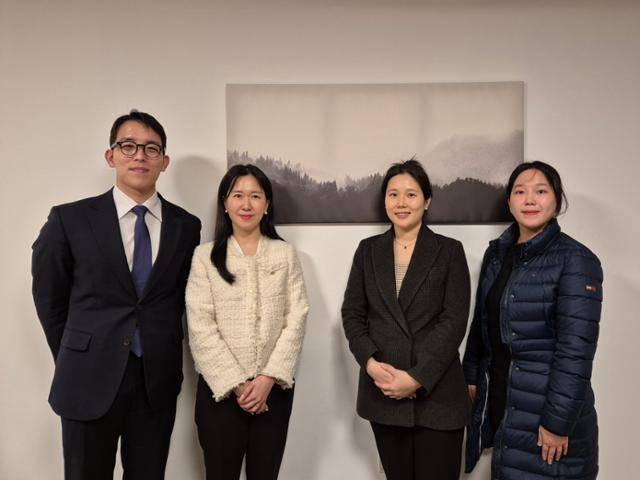 새로운 미래를 위한 청년 변호사 모임(새변) 우지현(왼쪽부터) 대표와 송지은 이사, 김희영 대표, 김지연 대변인이 지난달 21일 서울 송파구 한 사무실에서 포즈를 취했다. 새변은 이념과 정치에서 벗어나 청년 세대가 피부로 느끼는 사회 문제를 연구하고, 입법을 제안하자는 취지로 지난해 3월 만들어졌다. 권정현 기자