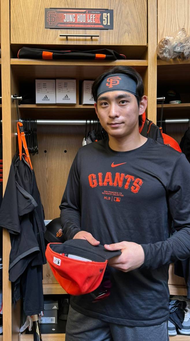 <yonhap photo-3042="">샌프란시스코 자이언츠 이정후가 14일(현지시간) 미국 애리조나주 스코츠데일 스타디움에서 시작한 구단의 스프링캠프에 합류한 뒤 라커룸에서 취재진과 사진촬영을 하고 있다.[연합뉴스]</yonhap>