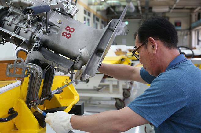 경정 장비운영팀 관계자가 틸트각을 조정하고 있다. 경륜경정총괄본부