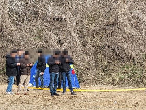 6일 오후 2시10분쯤 경기 수원 광교신도시 공터 배수로에서 50대 여성이 나체 상태로 발견됐다. 경찰은 차단선과 가림막을 설치하고 시신을 수습하는 한편 정확한 사건 경위를 수사 중이다. 손성배 기자