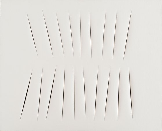 루치오 폰타나, '공간 개념, 기다림'(Concetto spaziale, Attese), 1964, 캔버스에 수성 페인트, 베기, 81 x 100 cm. 루치오 폰타나 재단, [사진 솔올미술관]