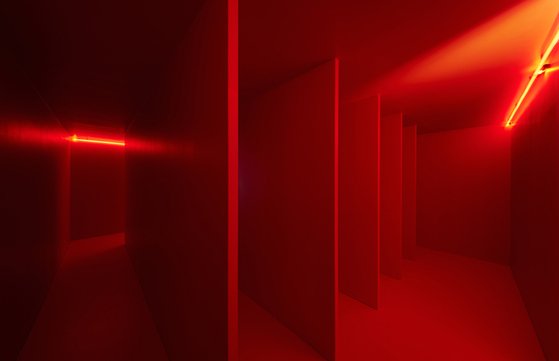 루치오 폰타나의 '붉은 빛의 공간 환경', 1967년 작품을 솔올미술관에 재현했다. [사진 솔올미술관]