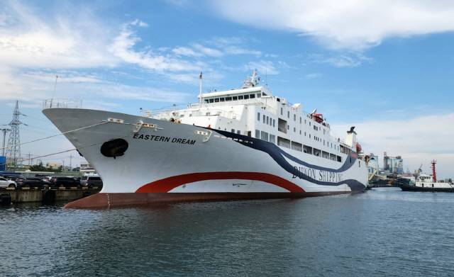 ▲ 러시아산 냉장명태(생태)가 3월 1일부터 강원 동해항에 매주 7t이상씩 반입, 동해·강릉을 비롯해 수도권 등 전국에 본격 유통되면서 일본에만 의존해 오던 생태·가리비 등 신선·활수산물의 공급을 대체하기 시작했다. 생태를 운반한 한·러 국제카페리 ‘이스턴드림’호 모습. 전인수