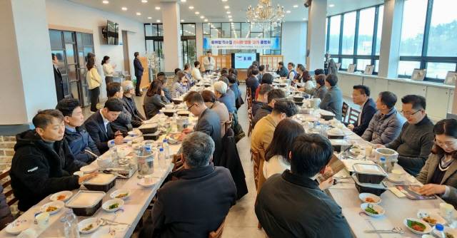 ▲ 러시아산 냉장명태(생태)가 3월 1일부터 강원 동해항에 매주 7t이상씩 반입, 동해·강릉을 비롯해 수도권 등 전국에 본격 유통되면서 일본에만 의존해 오던 생태·가리비 등 신선·활수산물의 공급을 대체하기 시작했다. 4일 동해시 추암동 러시아대게마을에서 열린 동해항 직수입 러시아 생태·대게 품평회 모습. 전인수