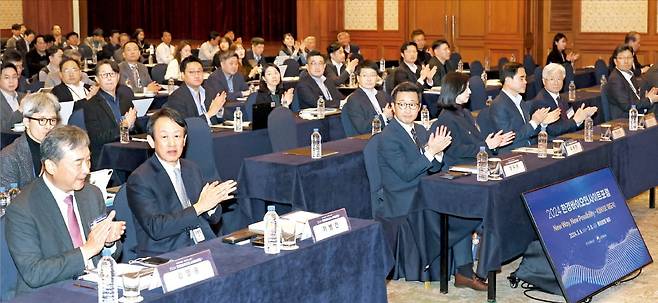 < 바이오 빅샷들 한자리에 > 6일 제주 서귀포시 롯데호텔에서 국내 대표 제약·바이오 행사인 ‘2024 한경바이오인사이트포럼’이 열렸다. 김열홍 유한양행 사장(앞줄 왼쪽부터), 이병건 지아이이노베이션 회장, 장두현 보령 대표, 강혜진 맥킨지앤컴퍼니 시니어파트너, 현승윤 한국경제신문 전무, 조욱제 유한양행 대표 등 참석자들이 개회식에서 박수를 치고 있다.   /제주=강은구 기자