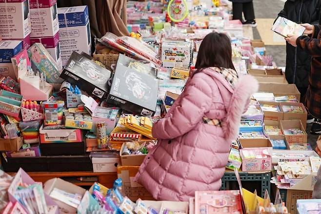 문구점 둘러보는 어린이(기사와 무관) / 사진=연합뉴스