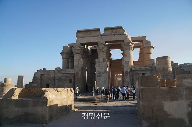 ‘한국이집트학연구소 곽민수 소장과 함께 하는 2024 이집트 문명 탐사’ 2차 여행에 참여한 답사객들이 콤옴보의 ‘쇼베크-호루스 신전’을 살펴보고 있다. 도재기 선임기자