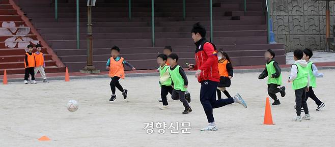 서울 아현초등학교 ‘늘봄학교’에 참여한 1학년 학생들이 지난 5일 늘봄학교 프로그램 중 하나인 축구교실에서 미니게임을 하고 있다. 권도현 기자