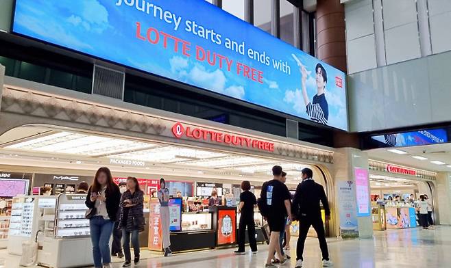 김포국제공항 출국장 내 롯데면세점 전경.