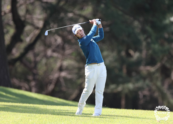 Park Ji-young swings during the Dongbu Construction-Koreit Championship at Sangte Hill Iksan Country Club in Iksan, North Jeolla on Oct. 12, 2023. [YONHAP]