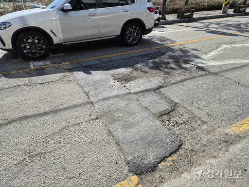 남양주시 별내동 삼육대학교 후문 앞 도로가 파손돼 포트홀이 생긴 채 방치되고 있다. 이대현기자