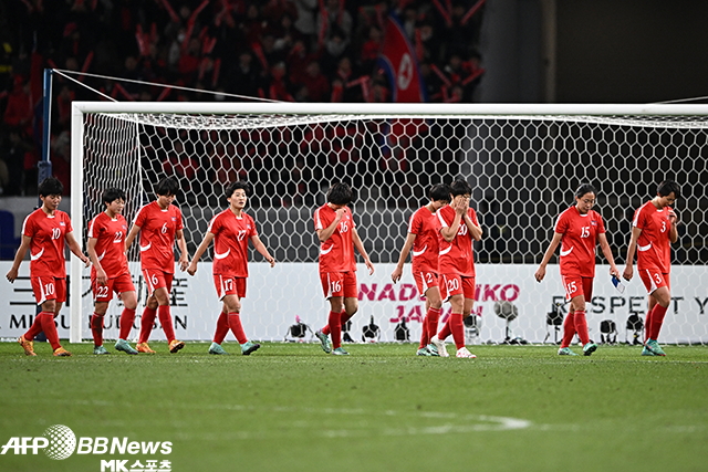 북한 선수들이 제33회 프랑스 파리하계올림픽 여자축구 아시아 최종예선 2차전 일본 원정 1-2 패배 후 슬퍼하고 있다. 사진=AFPBBNews=News1