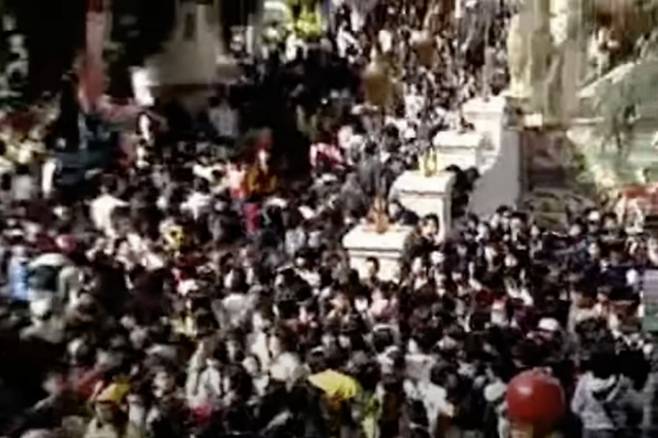 2006년 3월26일부터 6일간 롯데월드 측이 무료 개방을 하기로 하면서 무료 개방 첫날 롯데월드엔 많은 인파가 쏠렸다./사진=유튜브 갈무리(SBS 보도 장면)