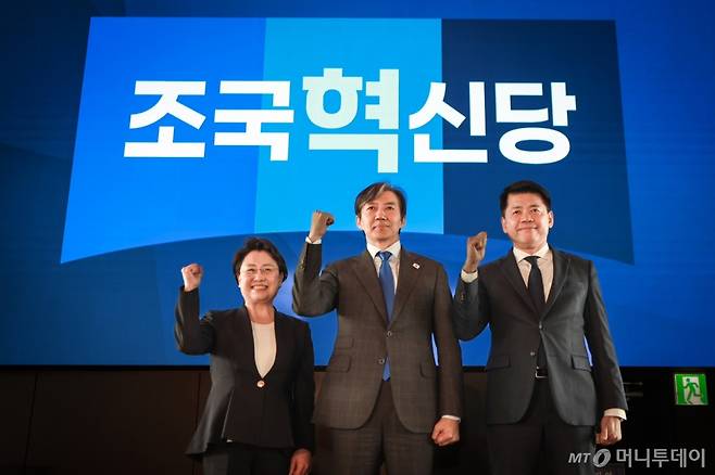 [서울=뉴시스] 조성봉 기자=  6일 오전 서울 동작구 아트나인에서 열린 조국혁신당 5호-6호 인재영입식에서 인재영입5호 김선민 전 건강보험심사평가원 원장과 조국 대표, 인재영입6호 김준형 전 국립외교원장이 기념사진을 찍고 있다.(사진=조국혁신당 제공)2024.03.06. photo@newsis.com *재판매 및 DB 금지 /사진=조성봉