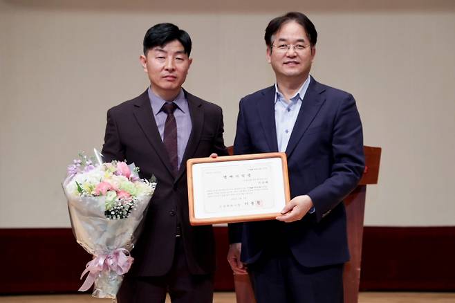 이동환 고양특례시장(오른쪽)과 이은택 '사) 통일을 위한 환경과 인권' 대표(왼쪽). / 사진제공=고양특례시