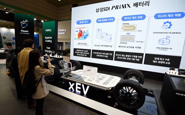 코엑스서 열린 ‘인터배터리 2024’ 6일 오전 서울 강남구 코엑스에서 열린 국내 최대 규모 배터리 전시회인 ‘인터배터리 2024’에서 관람객들이 주요 부스를 살펴보고 있다.    박윤슬 기자