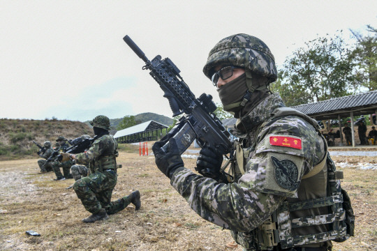 태국 코브라골드훈련에 참가 중인 해병대 장병들이  기동사격훈련을 하고 있다. 해병대 제공