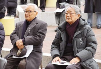 1일 별세한 연극배우 오현경의 연극인장 영결식이 열리고 있는 5일 서울 종로구 마로니에공원에 배우 이순재(왼쪽)와 전무송이 참석하고 있다. [연합]