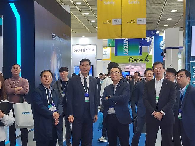 유병옥(사진 가운데) 포스코퓨처엠 사장이 6일 인터배터리2024 현장에서 포스코홀딩스 부스 앞에서 임원진과 대화를 나누고 있다. 김성우 기자