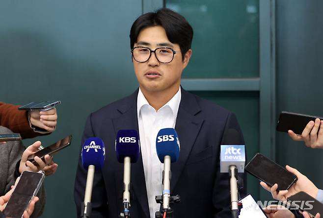 [인천공항=뉴시스] 조성우 기자 = 한화 이글스 주장 채은성이 일본 오키나와에서 스프링캠프를 마치고 4일 오후 인천국제공항 제1여객터미널을 통해 귀국해 취재진 질문에 답하고 있다. 2024.03.04. xconfind@newsis.com