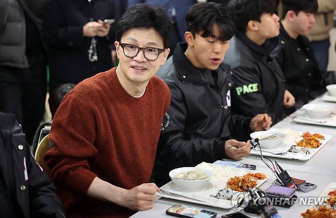 (청주=연합뉴스) 천경환 기자 = 국민의힘 한동훈 비상대책위원장이 5일 오후 청주 서원대학교를 찾아 학생들과 식사하며 대화하고 있다. 2024.3.5 [공동취재] kw@yna.co.kr 연합뉴스