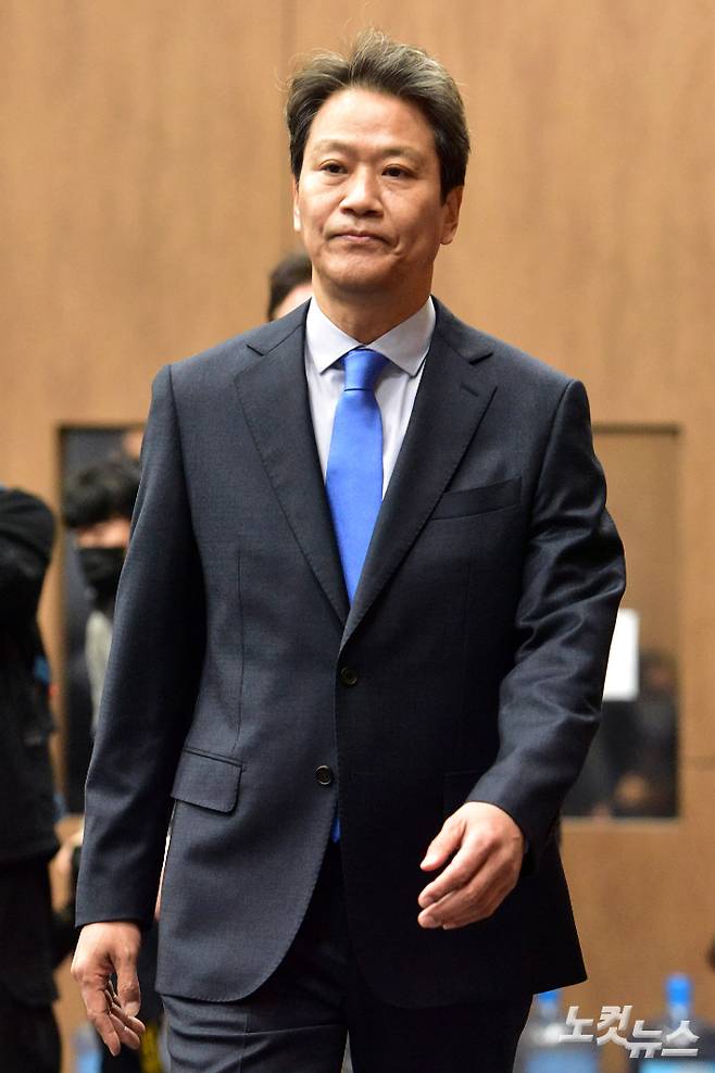 임종석 전 대통령비서실장이 28일 서울 여의도 국회 소통관에서 공천 관련 기자회견을 위해 이동하고 있다. 이날 임 전 실장은 서울 중·성동갑에 대한 전략공관위원회의 추천의결을 재고해 달라"고 밝혔다. 윤창원 기자